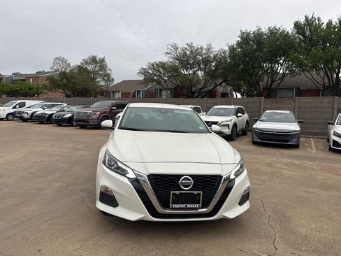 Certified 2022 Nissan Altima 2.5 SV image 3