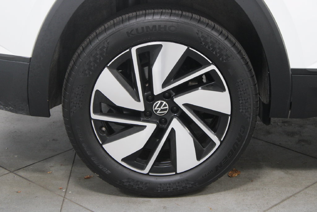 Used 2025 Volkswagen Atlas SE AWD/4WD image 12