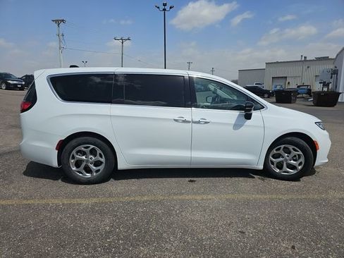 Used 2024 Chrysler Pacifica Limited FWD image 6
