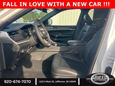 New 2025 Jeep Grand Cherokee Limited w/ Black Appearance Package image 16