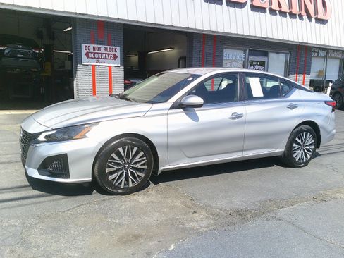 Used 2023 Nissan Altima 2.5 SV AWD/4WD image 13