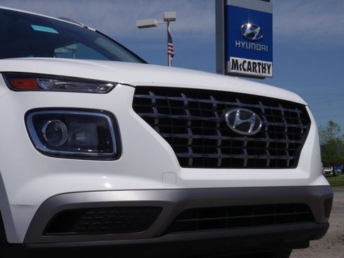 Used 2025 Hyundai Venue SEL FWD image 3
