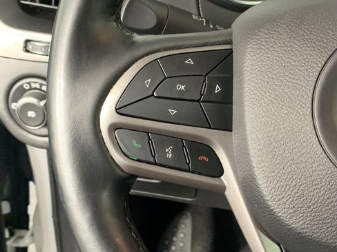 Used 2019 Jeep Cherokee Latitude Plus w/ Comfort/Convenience Group AWD/4WD image 18