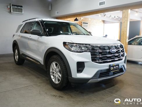 Used 2025 Ford Explorer Active AWD/4WD image 3