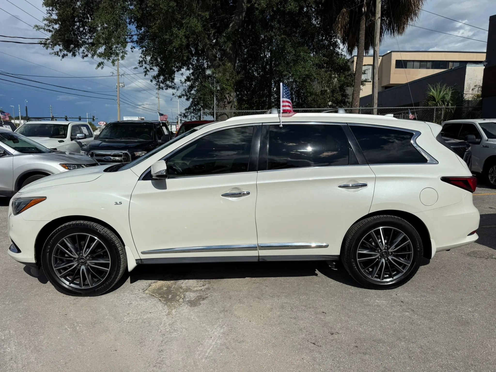 Used 2020 INFINITI QX60 Luxe w/ Sensory Package FWD image 5
