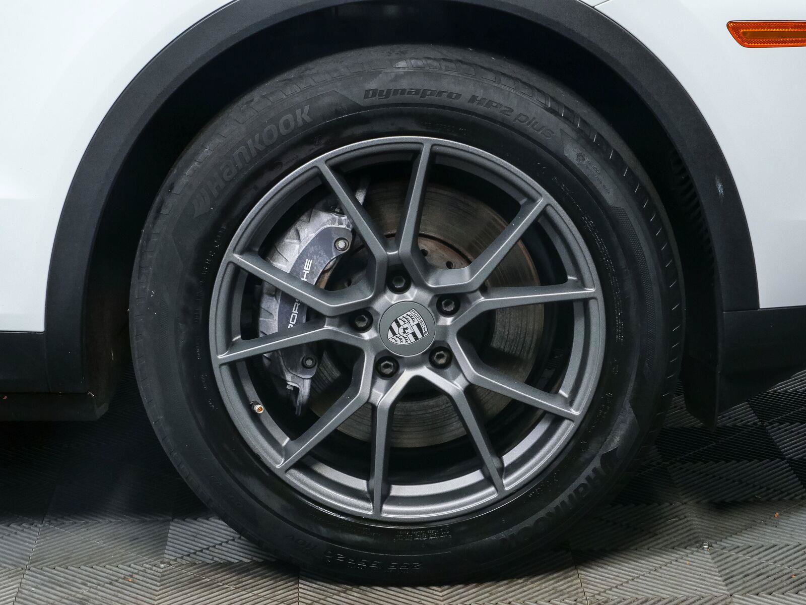 Certified 2024 Porsche Cayenne AWD/4WD image 39