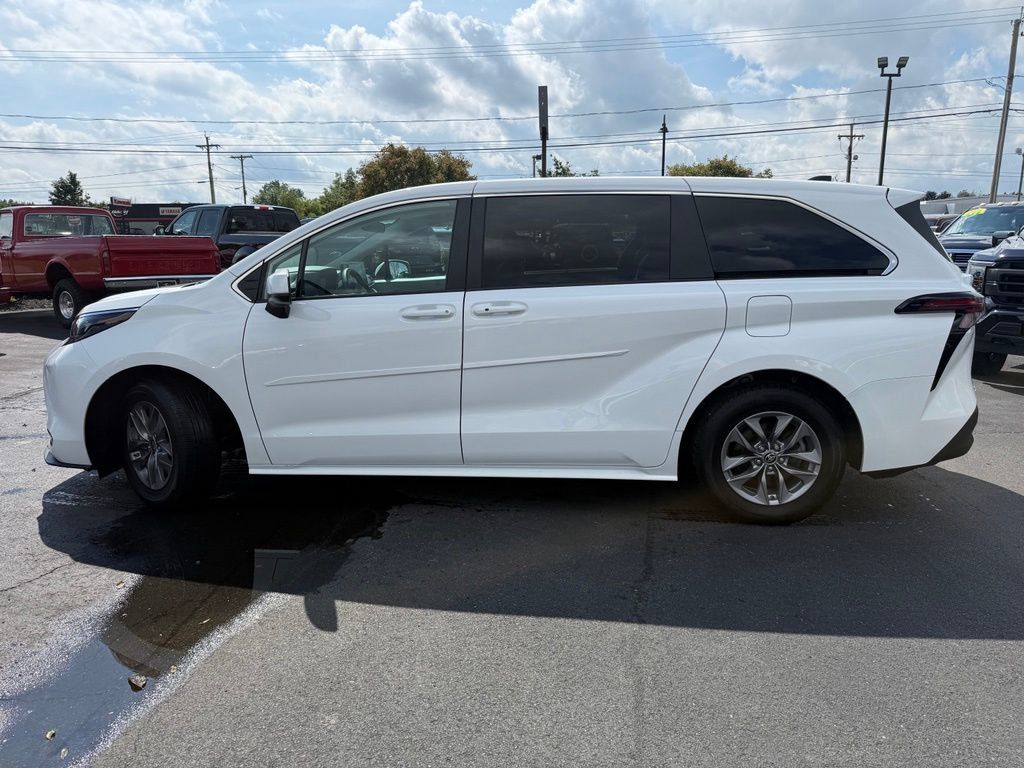 Used 2024 Toyota Sienna LE AWD/4WD image 10