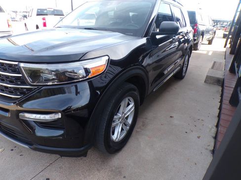 Used 2021 Ford Explorer XLT w/ Equipment Group 202A image 3