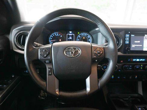 Used 2017 Toyota Tacoma TRD Off-Road w/ Premium & Technology Package AWD/4WD image 22