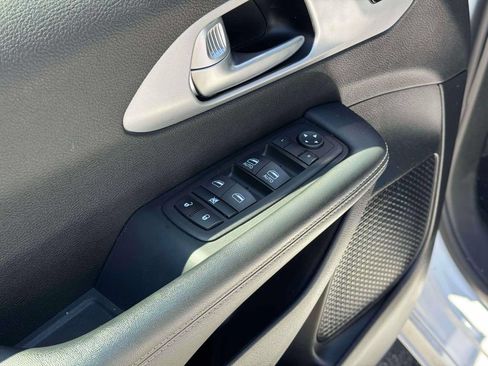 Used 2024 Chrysler Pacifica Limited FWD image 19