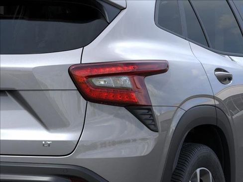 New 2025 Chevrolet Trax LT w/ Driver Confidence Package image 11