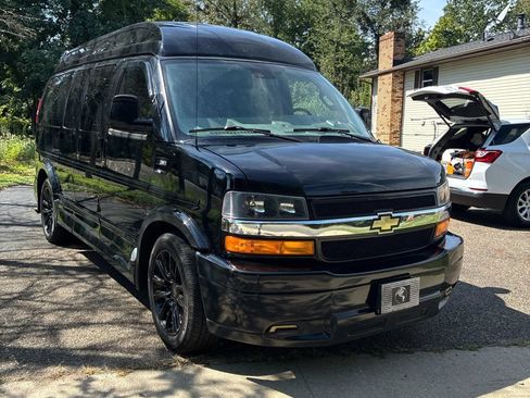 Used 2021 Chevrolet Express 2500 LS w/ Enhanced Convenience Package RWD image 4