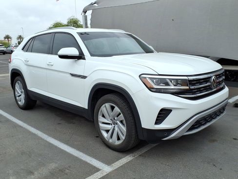 Certified 2022 Volkswagen Atlas Cross Sport SE image 2