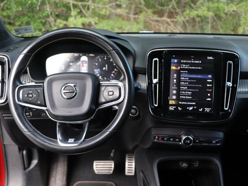 Used 2019 Volvo XC40 T4 R-Design FWD image 29