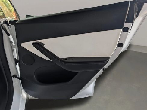 Used 2021 Tesla Model Y Long Range AWD/4WD image 18