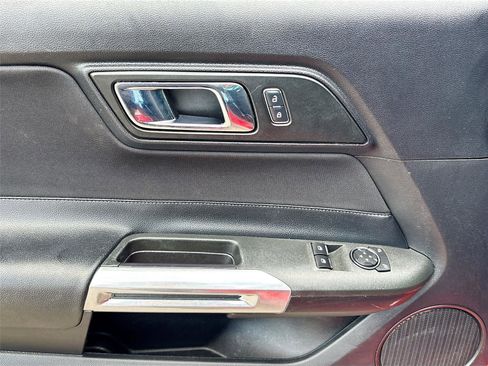 Used 2017 Ford Mustang Coupe image 18