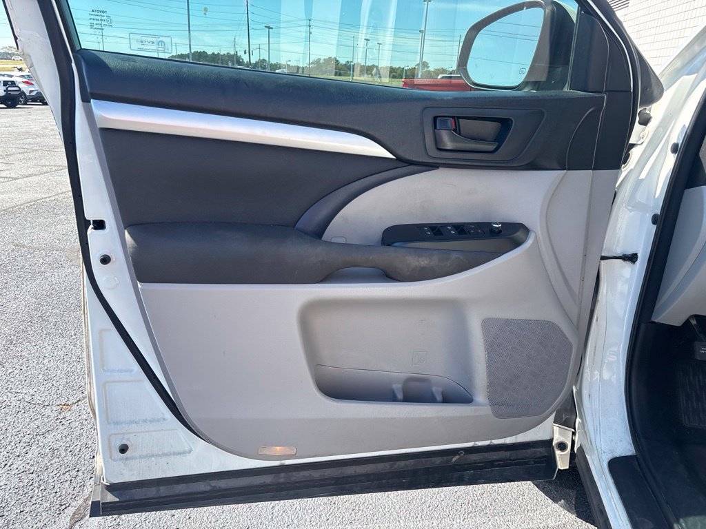 Used 2017 Toyota Highlander LE FWD image 6