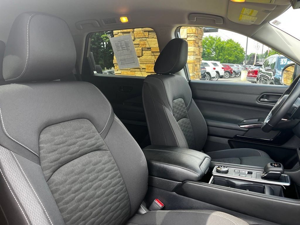 Used 2025 Nissan Pathfinder SV AWD/4WD image 33
