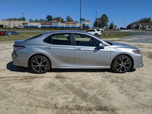 Used 2020 Toyota Camry SE FWD image 3