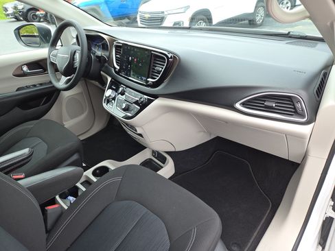 Certified 2022 Chrysler Voyager LX FWD image 19