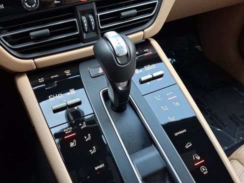 Certified 2026 Porsche Macan AWD/4WD image 18
