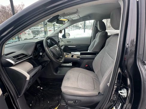 Used 2022 Toyota Sienna LE image 18