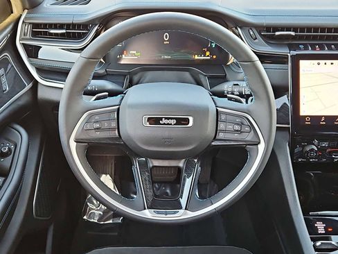 Used 2022 Jeep Grand Cherokee Trailhawk w/ Luxury Tech Group III image 23