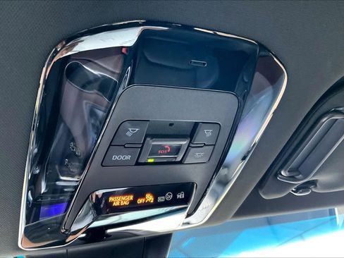 Used 2023 Toyota Venza XLE image 33