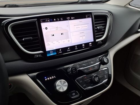 Used 2024 Chrysler Pacifica Touring-L image 7