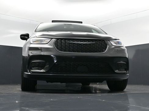 Used 2022 Chrysler Pacifica Limited w/ Uconnect Theater Family Group image 46