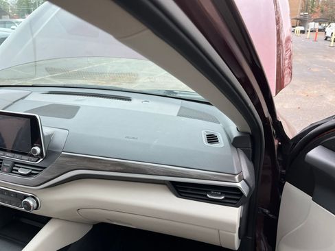 Used 2025 Nissan Altima 2.5 SV image 34