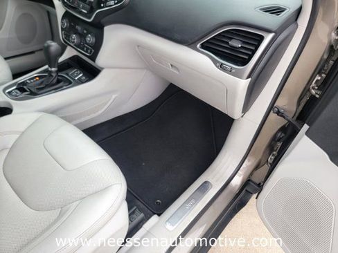 Used 2020 Jeep Cherokee Limited w/ Technology Group FWD image 9