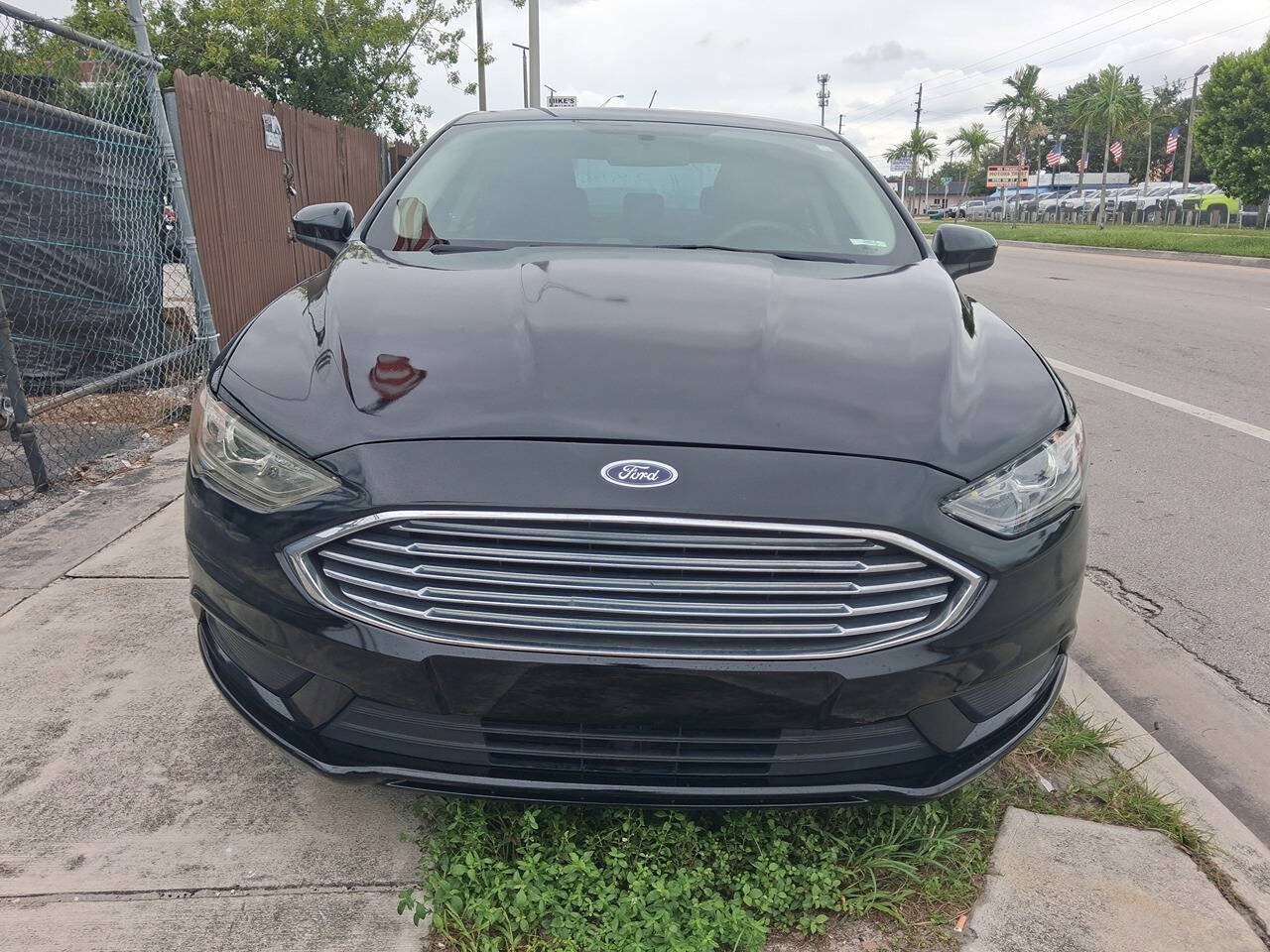 Used 2017 Ford Fusion SE w/ Fusion SE Technology Package FWD image 6