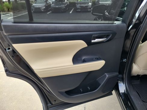 Used 2023 Toyota Highlander XLE FWD image 28