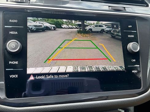 Used 2023 Volkswagen Tiguan SE w/ Panoramic Sunroof Package image 27