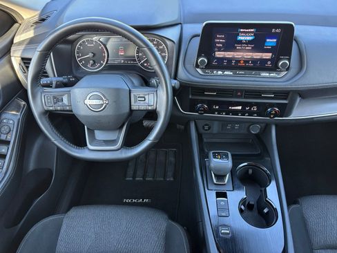 Used 2025 Nissan Rogue SV FWD image 17