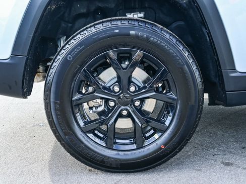 New 2025 Jeep Grand Cherokee Altitude image 9