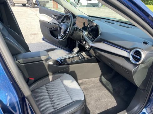 Used 2024 Chevrolet Trax LT w/ Sunroof Package FWD image 19