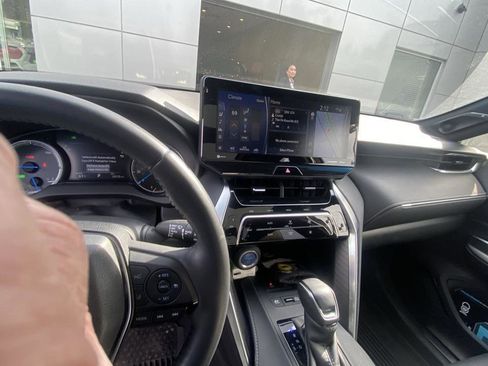 Used 2022 Toyota Venza Limited w/ Advanced Technology Package image 8