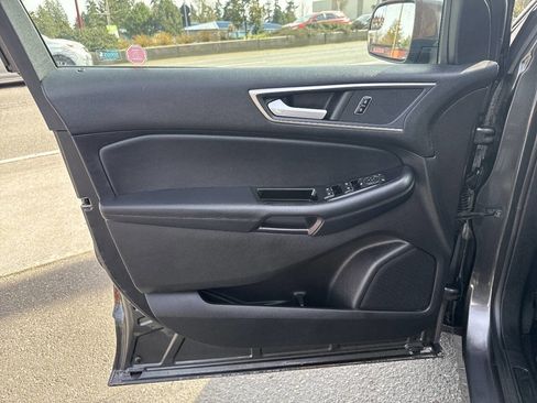 Used 2018 Ford Edge SEL w/ SEL Appearance Package image 26