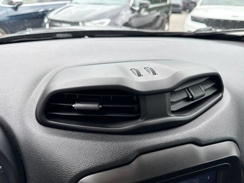 Used 2020 Jeep Renegade Latitude AWD/4WD image 22