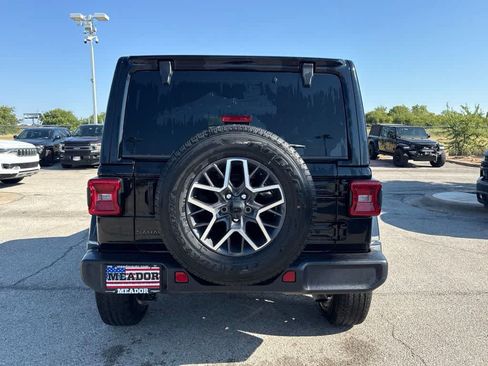 Used 2026 Jeep Wrangler Unlimited Sahara AWD/4WD image 4