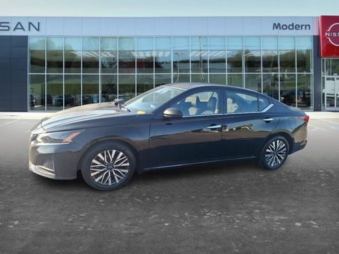 Certified 2025 Nissan Altima 2.5 SV FWD image 1