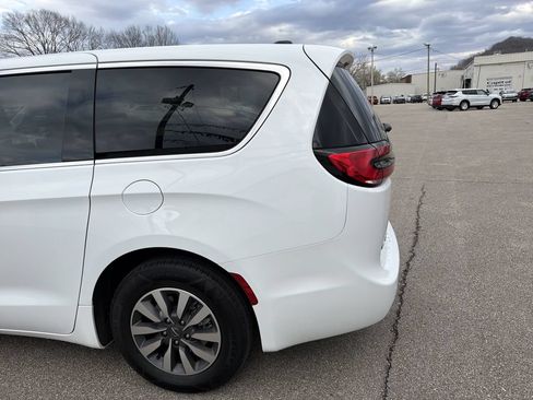 Used 2024 Chrysler Pacifica Limited FWD image 7