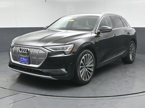 Used 2019 Audi e-tron Prestige w/ Prestige Package image 3