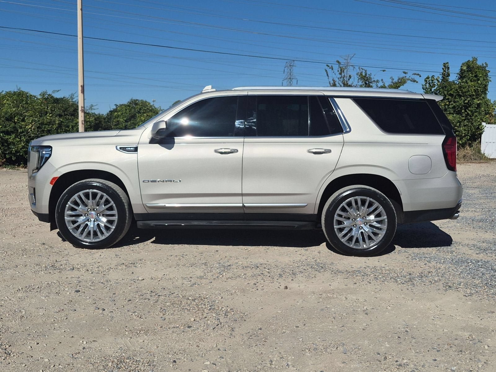 Used 2023 GMC Yukon Denali AWD/4WD image 2