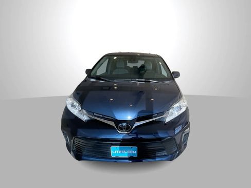 Used 2020 Toyota Sienna LE w/ Carpet Mat Package FWD image 3