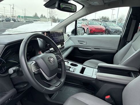 Used 2025 Toyota Sienna XLE image 24