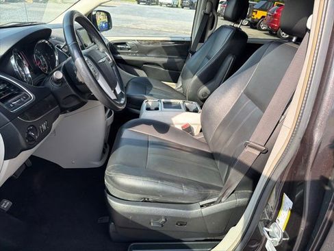 Used 2016 Chrysler Town & Country Touring w/ Driver Convenience Group FWD image 14