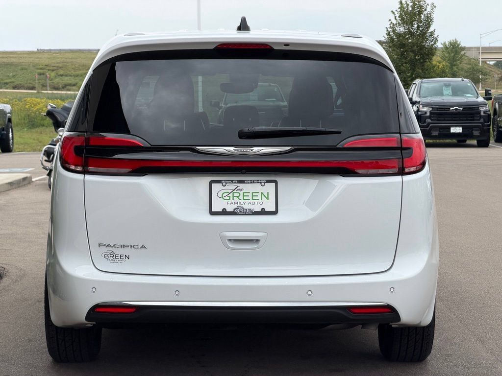 Used 2025 Chrysler Pacifica Select FWD image 8